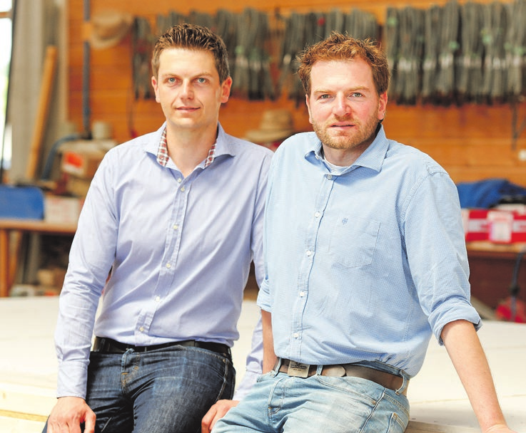 Frohe Weihnachten. Emanuel und Dominik Maier von der Firma Gapp Holzbau in Öpfingen