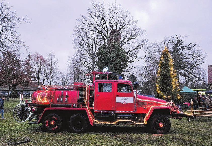 Auf dem Weihnachtsmarkt vor romantischer Kulisse im Schlosspark Groß Schönebeck war auch diese extra beleuchtete historische Feuerwehr vorgefahren.