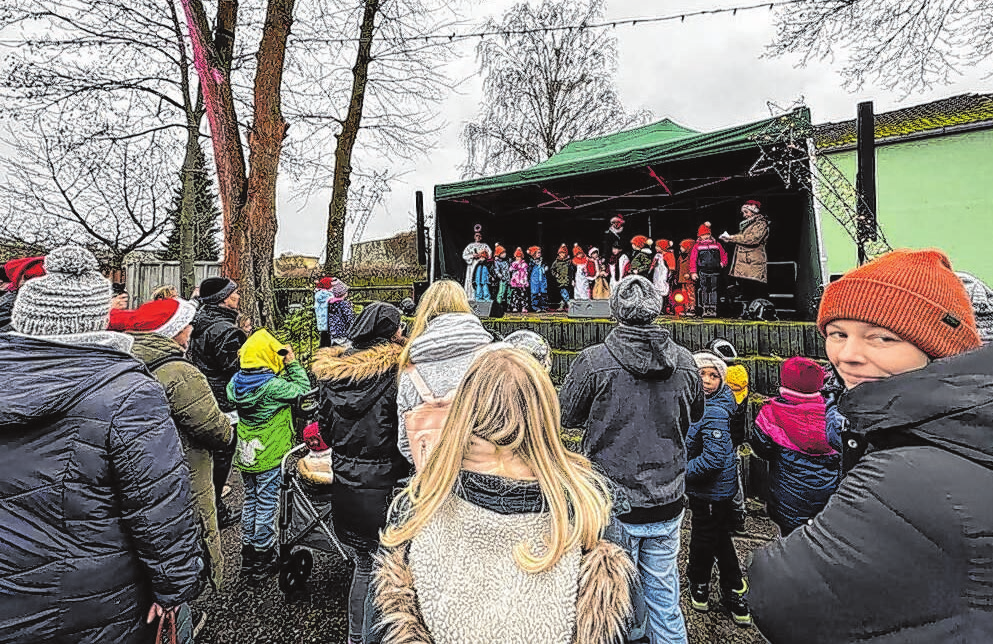 Weihnachtssingen mit dem Chor der Villa Kunterbunt auf dem Festplatz am Schwanenteich