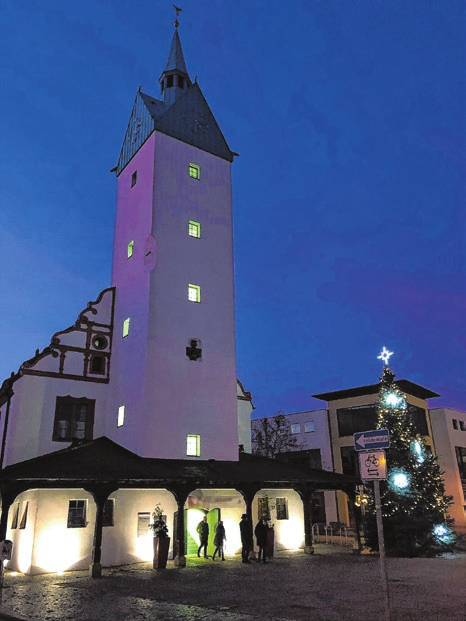 Am Alten Rathaus stand diesmal nur ein beleuchteter Weihnachtbaum. 