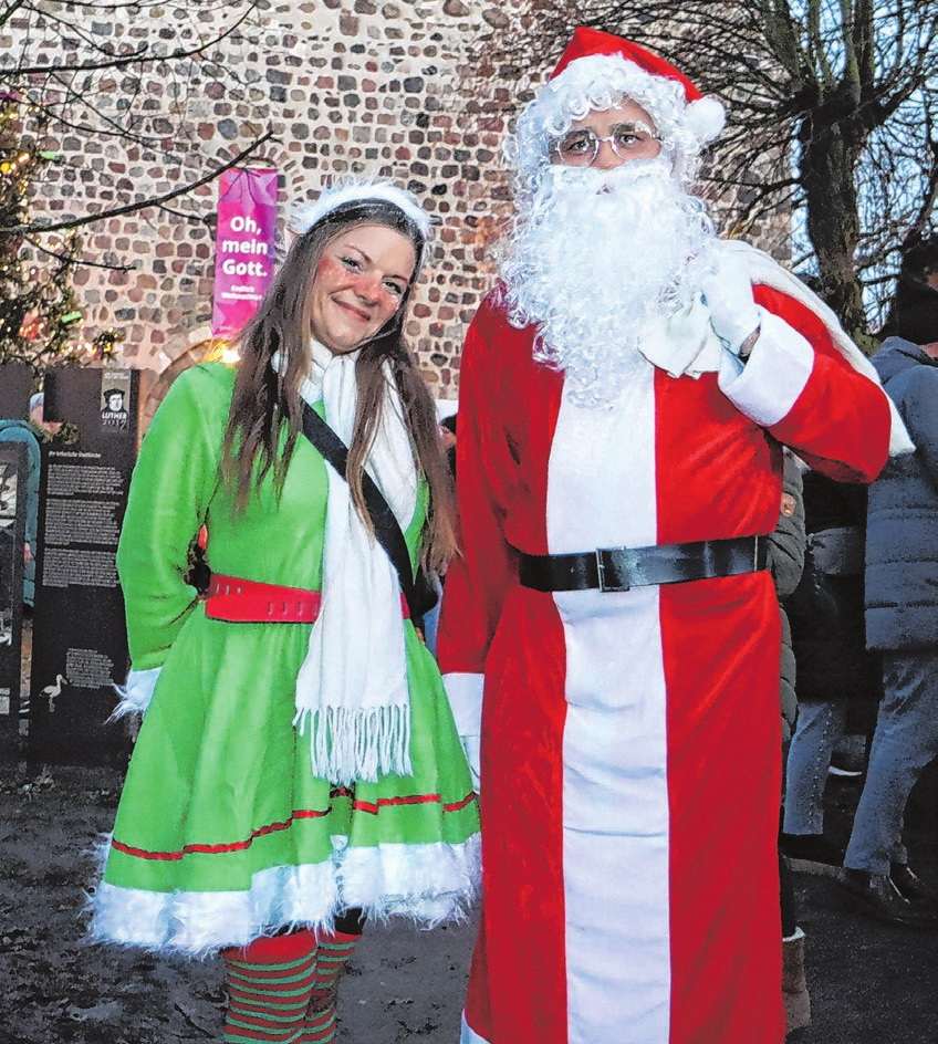 Startbereit: Weihnachtsmann und Wichtel waren natürlich auch zum Rundgang auf dem Gelände unterwegs.