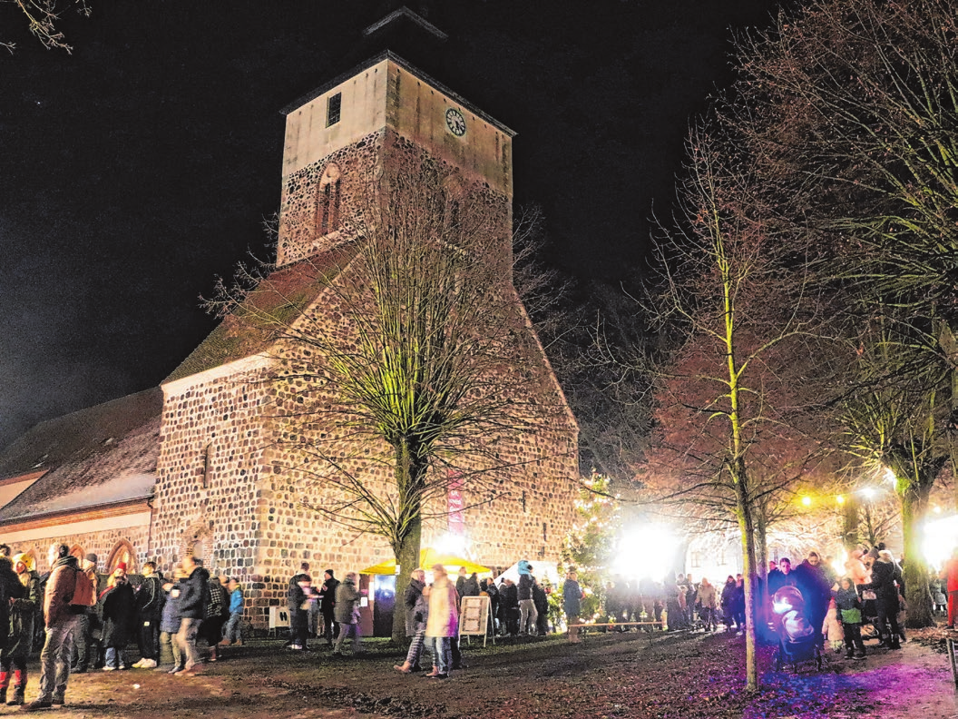 Weihnachtsmarkt Altlandsberg: Das bunte Treiben rund um die altehrwürdige Stadtkirche lockt immer wieder Hunderte Gäste von nah und fern.