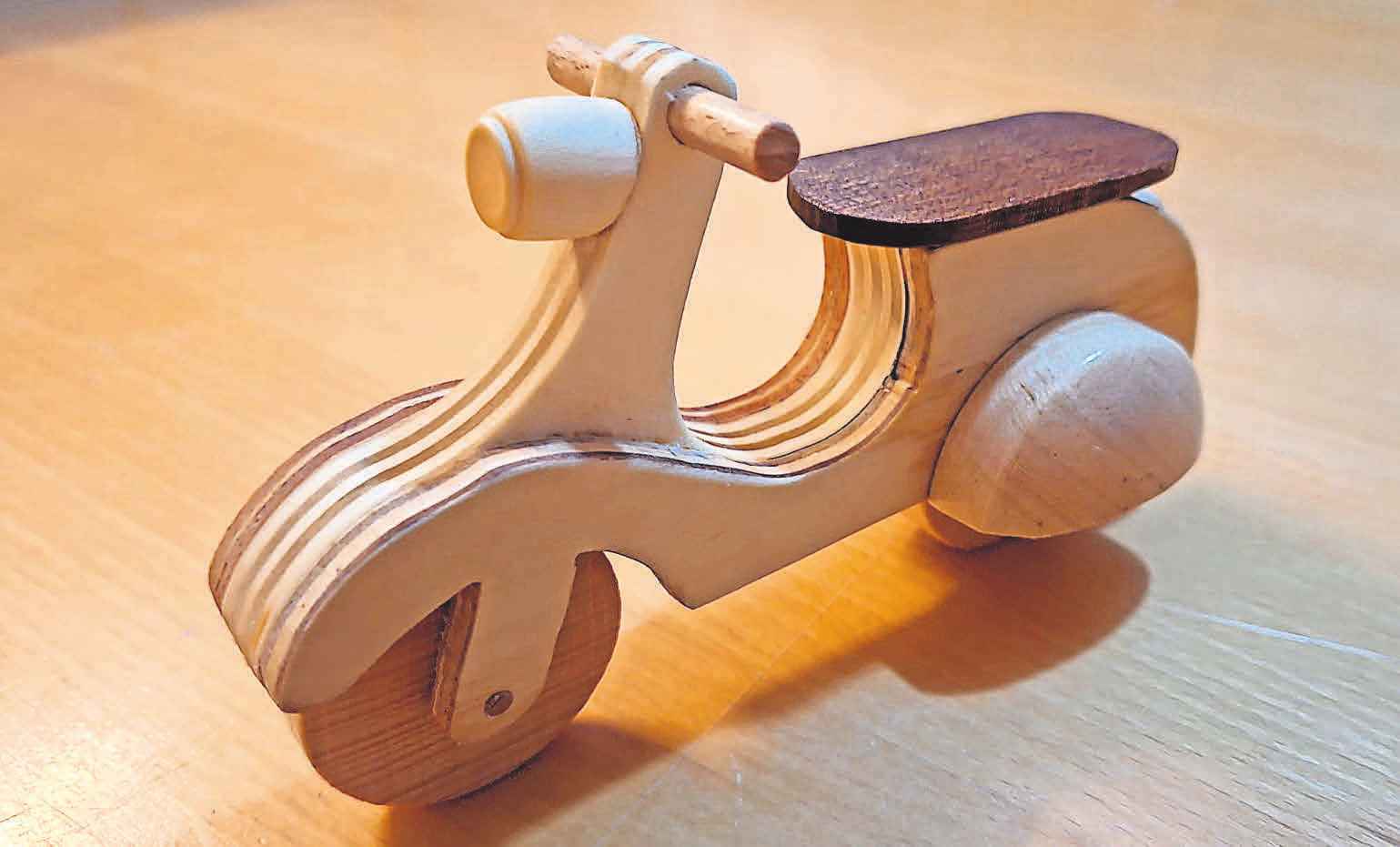 Ein Basteltipp von Manfred Böttcher: Dieses Holzspielzeug habe ich für Motorrollerfan einen eingefleischten aus Resthölzern gebastelt, 15 cm lang.