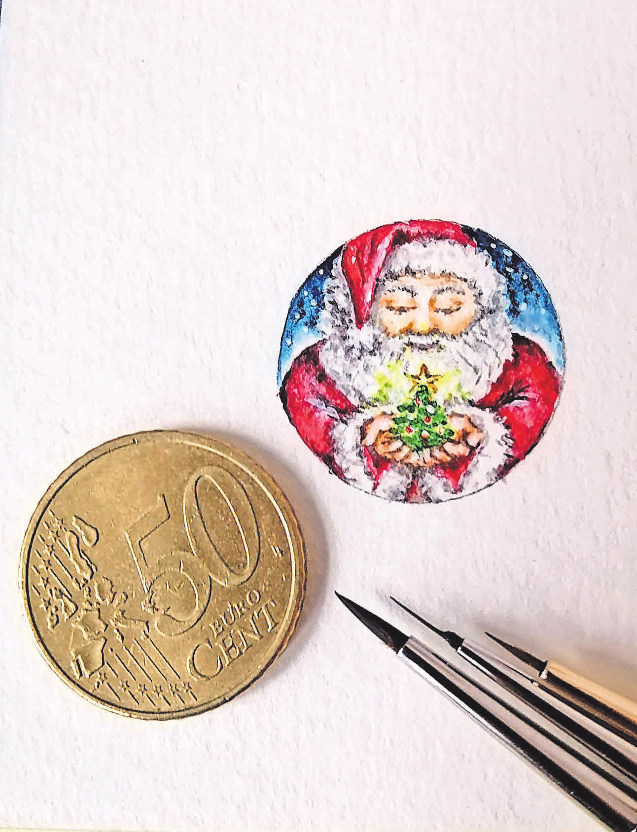 Ein Bild von Marina Smirnova: Aquarellminiatur „Santa“ in Größe 2,3 cm.