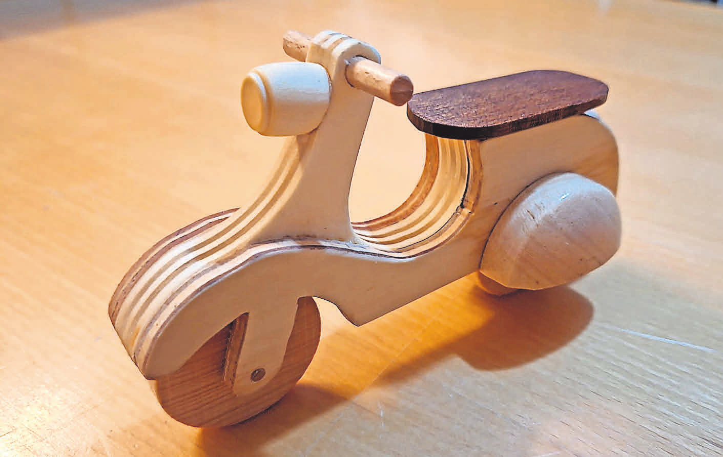 Ein Basteltipp von Manfred Böttcher: Dieses Holzspielzeug habe ich für einen eingefleischten Motorrollerfan aus Resthölzern gebastelt. 15 cm lang