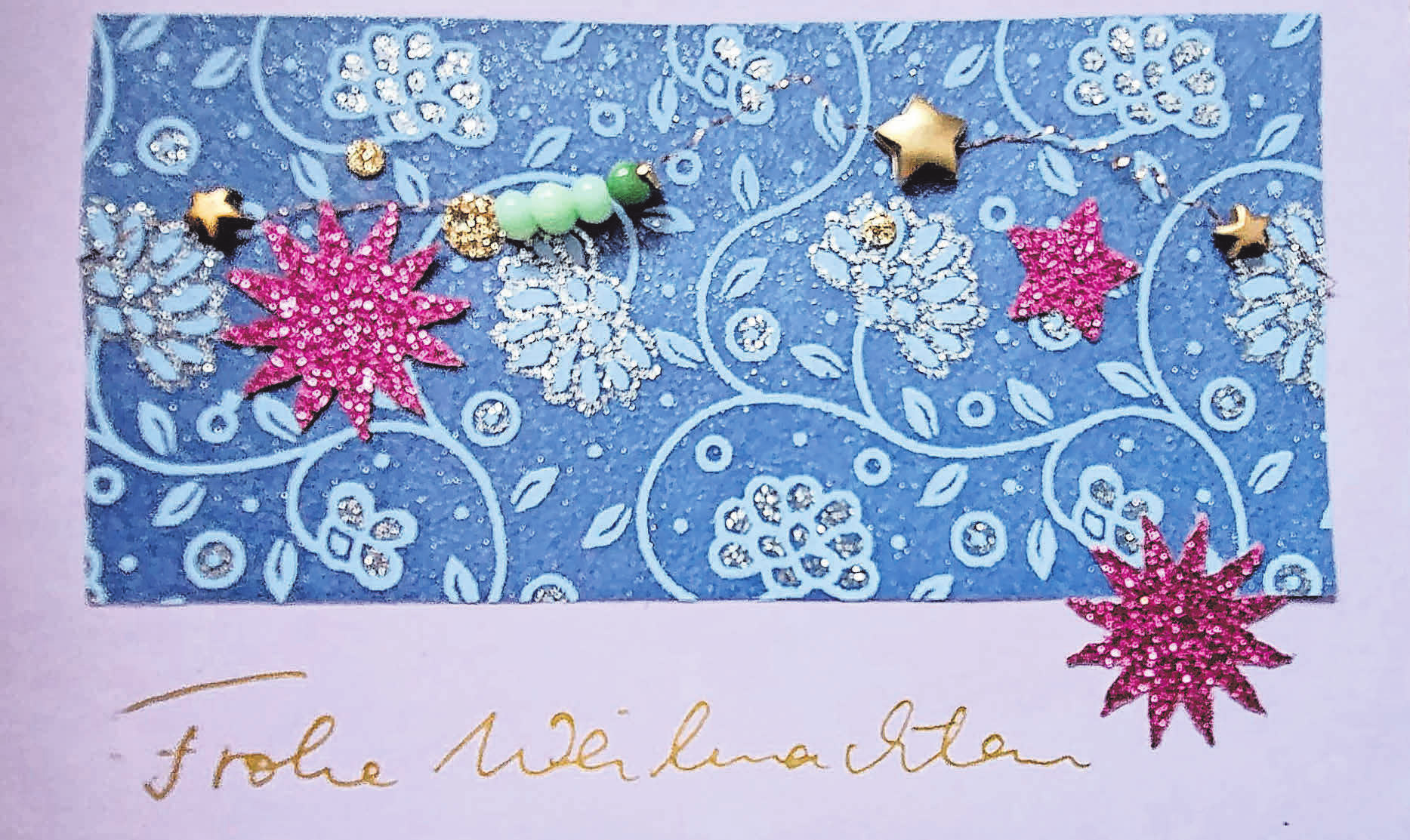 Ein Basteltipp von Heike Heuer-Oelmann: Ich bastele jedes Jahr Weihnachtskarten mit vorhandenen Materialien, z.B. Tapetenresten, ausrangierten Perlenarmbändern und gebrauchten Papierresten.