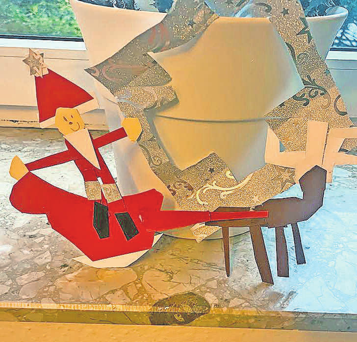 Ein Basteltipp von Regina Leinweber: Der Weihnachtsmann macht sich bereit, seine magische Reise durch das Weihnachtsportal zu beginnen, um allen Kinder ein Lächeln ins Gesicht zu zaubern.