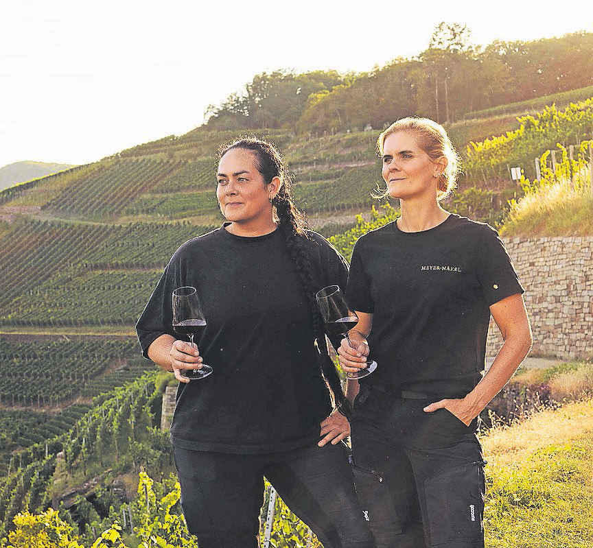 Neun Fässer 2020er-Wein sind wieder aufgetaucht: Die Winzerinnen Dörte (links) und Meike Näkel haben sie jetzt abgefüllt