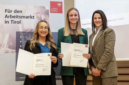 Mirjam Gruber & Svenja Maria Kirschner mit Astrid Mair (v.l.). Foto: Charly Lair