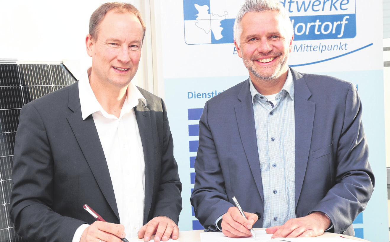 Schließen sich zusammen: Winfried Bentke (links) von den Nortorfer Stadtwerken und Bürgermeister Torben Ackermann unterzeichnen den Kooperationsvertrag für die kommunale Wärmeplanung.