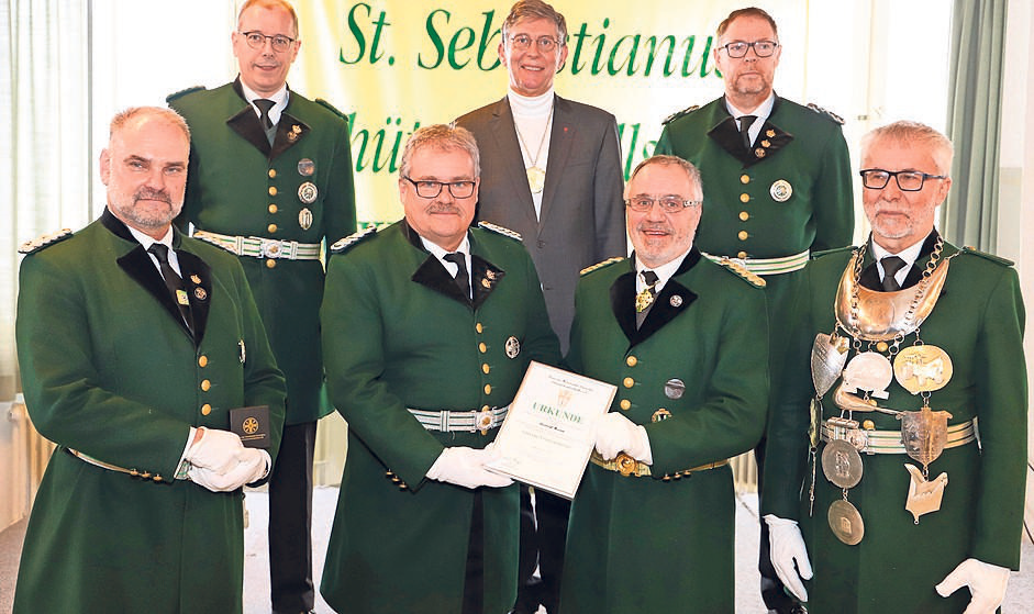 Präsident Hans-Peter Claessen (2.v.re.) überreicht Rudolf Mainz das silberne Verdienstkreuz. FOTO: WOLFGANG SEVENICH