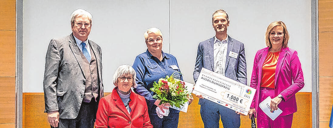 Stolz nimmt Frau Böttcher den Ausbildungpreis 2023 entgegen. Foto: Agentur Medienlabor, Adam Sevens