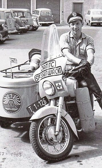 Die Tiroler Straßenwacht von anno dazumal: Ein ÖAMTC-Mitarbeiter posiert im Jahr 1959 auf einem Motorrad mit Beiwagen der österreichischen Marke Puch. Foto: Jürgen König