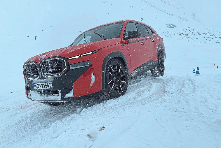 Auch Offroad punktet der sportliche BMW XM. Souverän meistert er jede Herausforderung im Schnee. Foto: Roland Greinig