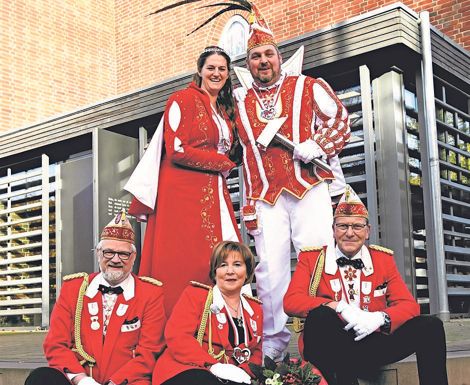 Der Heinsberger Karnevalsverein ist stolz auf sein Prinzenpaar, Prinz Markus II. und Prinzessin Jasmin (Wöhlert), begleitet von Klaus Schiffers, Kirsten Hermanns und Michael Klein. FOTO: HKV