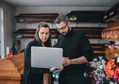 Auch im Internet lässt sich Rat und Hilfe finden. FOTO: NIKOLA STOJADINOVIC/ISTOCKPHOTO.COM/BUNDESVERBAND DEUTSCHER BESTATTER/SPP-O