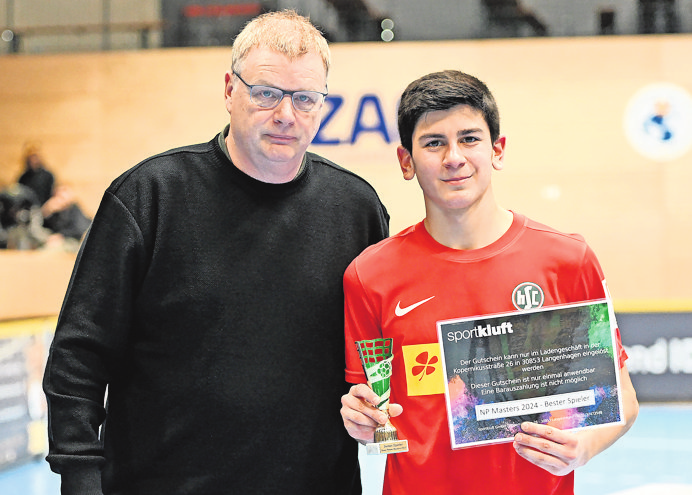 Bester Spieler: Tayar Tasdelen mit Verlagsleiter Günter Evert. Foto: Kinsey