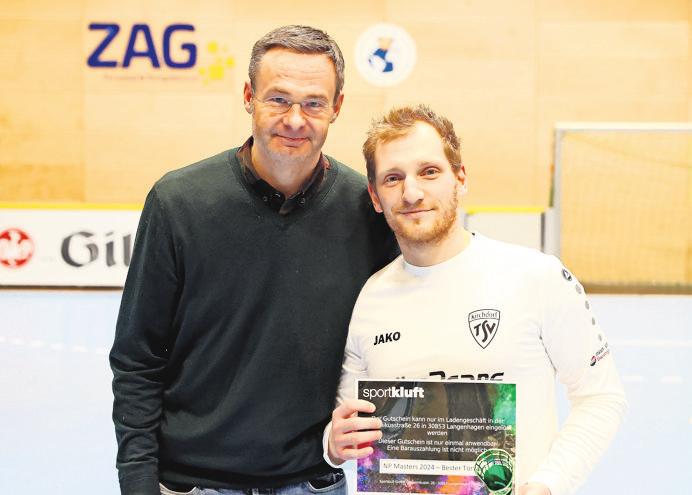 Bester Keeper: Jens Trampenau mit Madsack-Geschäftsführer Adrian Schimpf. Foto: Zwing
