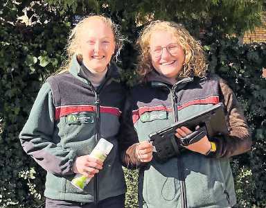 Die Arbeit als Försterin hat sich gewandelt: Bianca Löbenbrück und Jolanda Maurer mit Spraydose zum Auszeichnen und Tablet zum Dokumentieren FOTO: KATHARINA SCHMITT