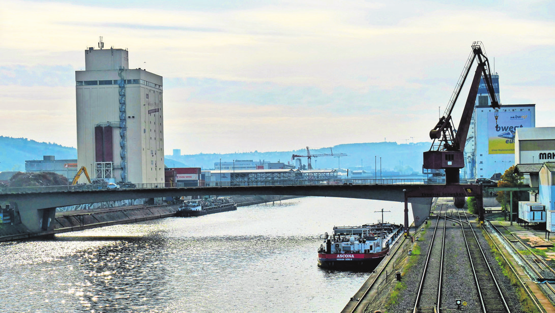 Am Stuttgarter Hafen sind 19 Kräne im Einsatz. Foto: Jürgen Brand