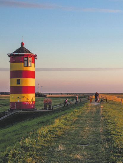 Als "Otto-Turm" ist der rot-gelb geringelte Pilsumer Leuchtturm allseits bekannt. Foto: djd/TourismusMarketing Niedersachsen/ Dietmar Scherf