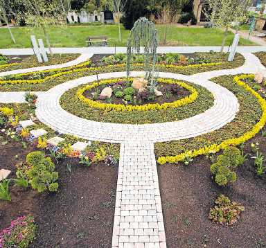 Die Gestaltung und Pflege des Memoriam-Gartens übernehmen Friedhofsgärtner. FOTO: BLUMENHAUS BOHNENBERGER/GRATIS