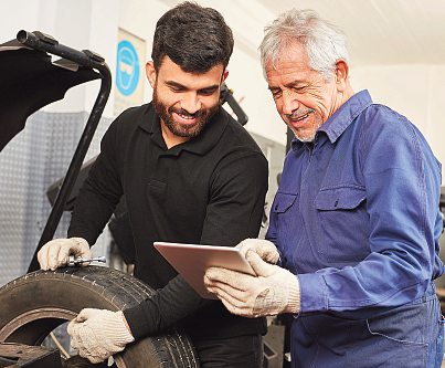 Die KFZ Branche bietet gute Karrieremöglichkeiten für technisch interessierte Menschen. Foto: Robert Kneschke - stock.adobe.com