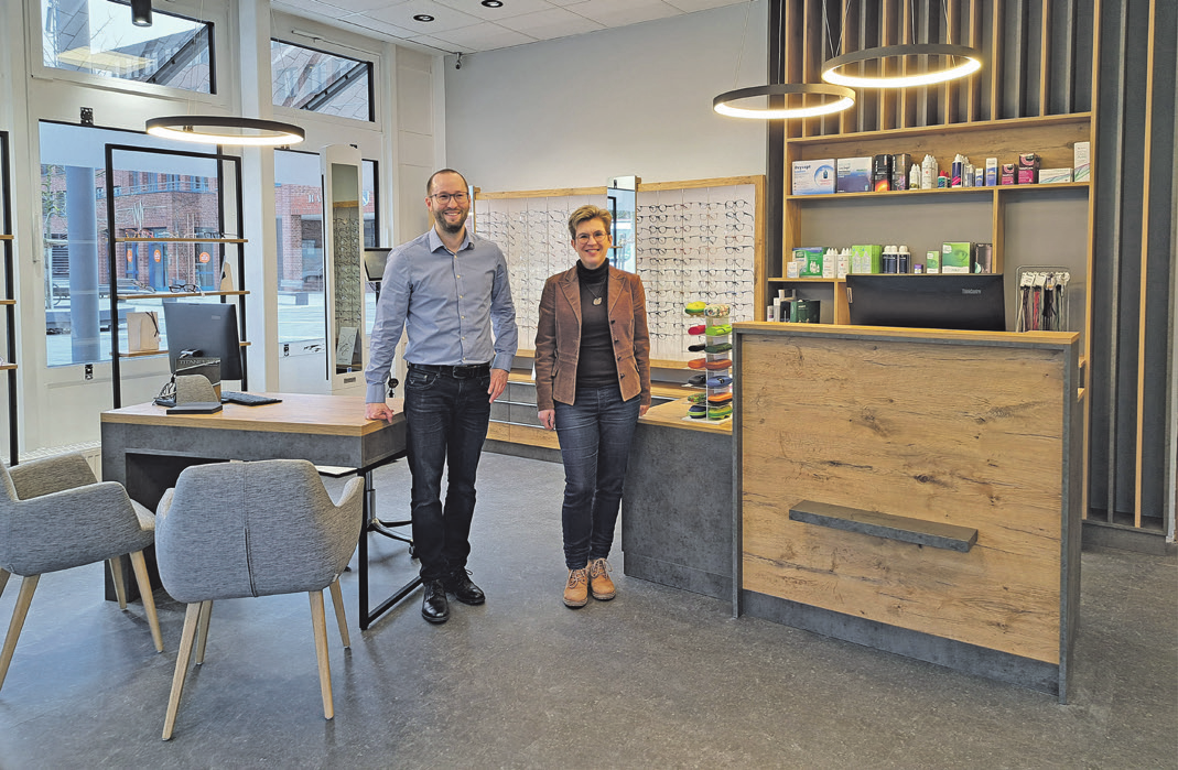 Steffen Heitmann und Claudia Preiß, die auch weiterhin für die Kunden zur Verfügung stehen wird, freuen sich über die moderne neue Gestaltung. FOTO: HEITMANN OPTIK