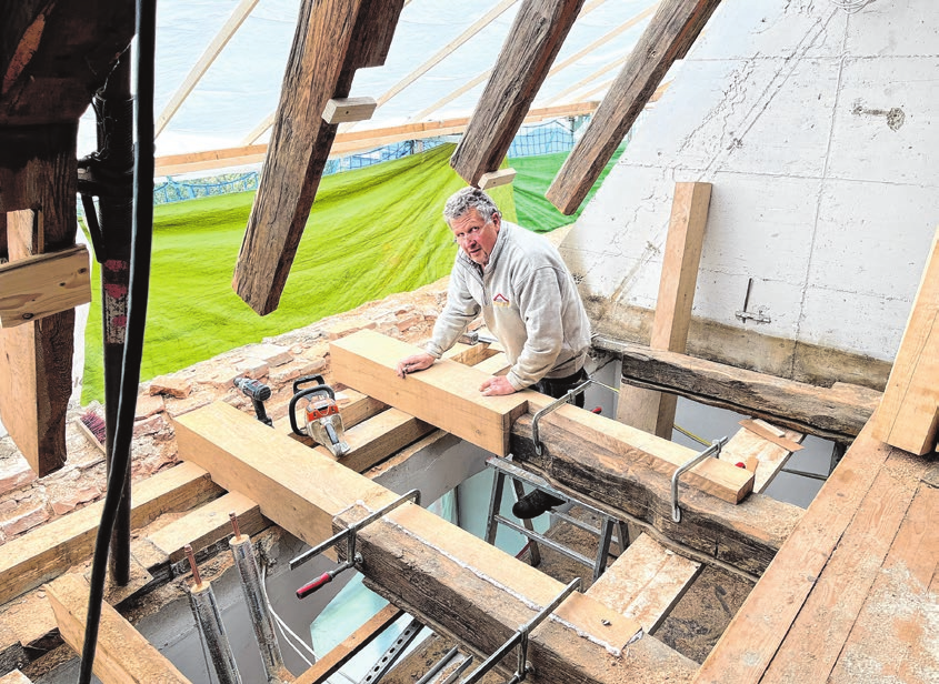 Florian Bayer bei seinen umfangreichen Arbeiten am Dachstuhl im Aachtalhaus des ZfP Zwiefalten. <i>Foto: Ralf Straub</i>