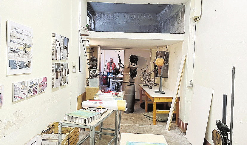 In der Garage vor dem Atelier kann er seine Arbeiten ausstellen. Dort hängt auch Malerei von Sabine Eick.