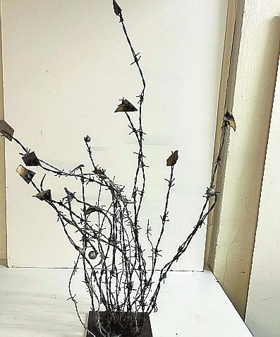 Zwei Skulpturen aus Stacheldraht: ein Blumengesteck...