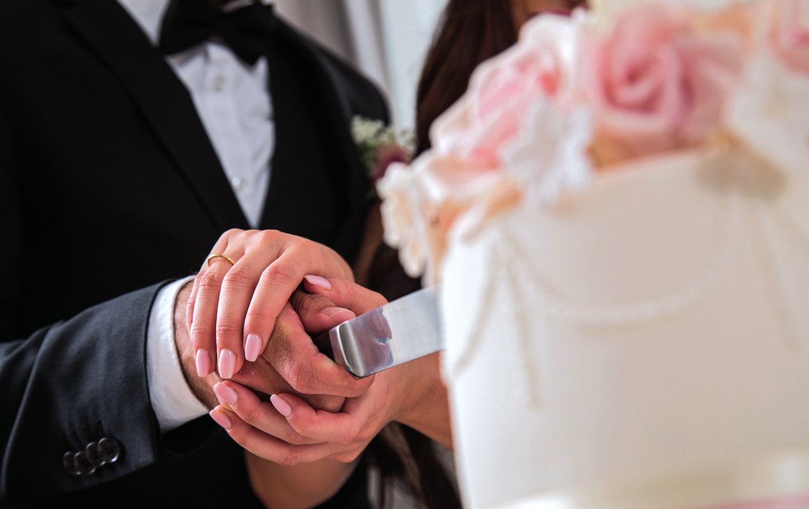 Eine Torte reicht nicht. Bei einer Doppelhochzeit sollte jedes Brautpaar seine eigene anschneiden dürfen. Foto: Christin Klose/dpa-tmn