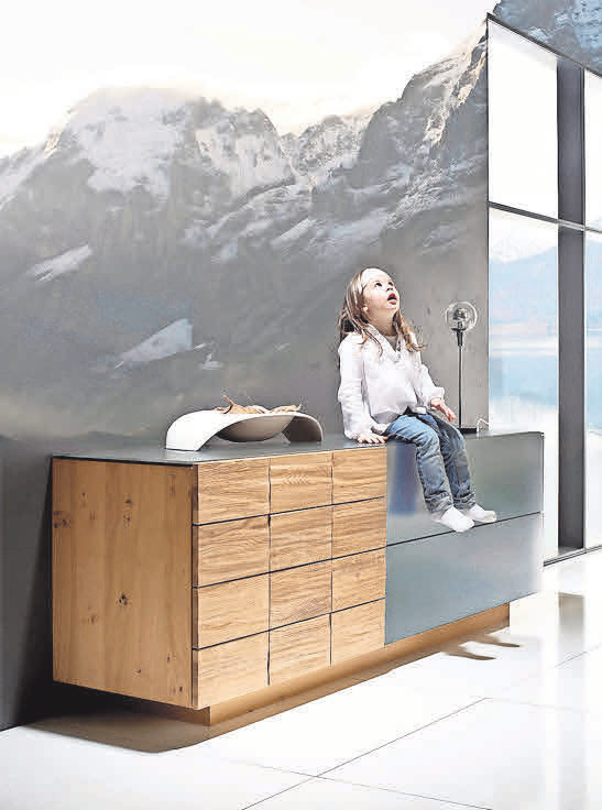 DER BERG RUFT: Hochwertige Naturholzmöbel bringen das Flair der Alpen in die eigenen vier Wände.