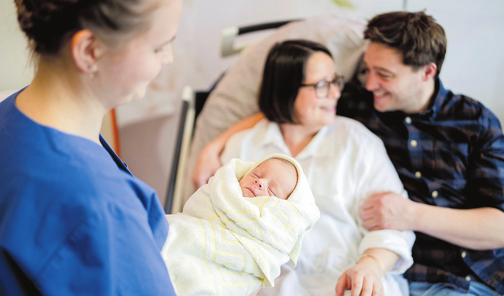 In der neuen Geburtshilfe im St. Marien-Krankenhaus in Ahaus können sich die Eltern voll und ganz auf das Wunder der Geburt einlassen. FOTO: KLINIKUM WESTMÜNSTERLAND