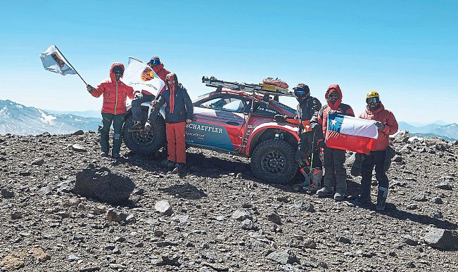 Gipfelfoto am Ojos del Salado: Nie zuvor stieß ein Auto in eine Höhe von 6734 Meter vor.