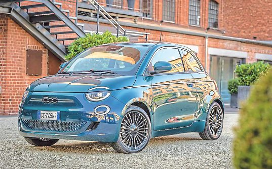 Ähnlich im Design, aber grundlegend verschieden: der Fiat 500 und sein E-Pendent aus 2021. Foto: Fiat