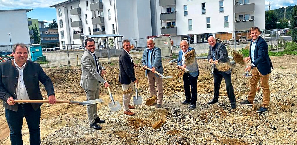 Spatenstich im Sommer 2021 zum Neubau für modernen Wohnraum und neue Geschäftsräume für die Baugenossenschaft Vilshofen.