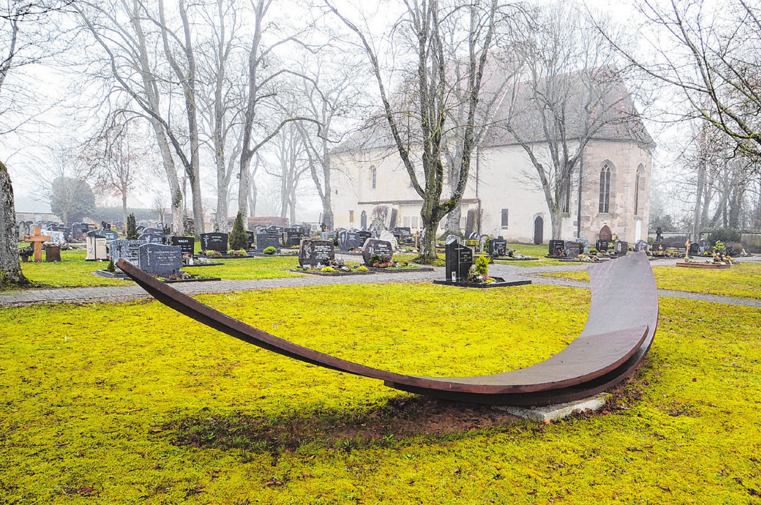 Beeindruckende Kunstwerke gestalten den Friedhof an der Klosterkirche.