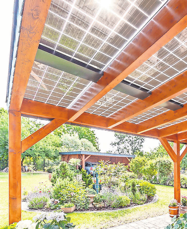 Die Solarterrasse kann in vielen Farben, mit Holz- oder Alurahmen sowie als freistehende oder angelehnte Konstruktion realisiert werden.