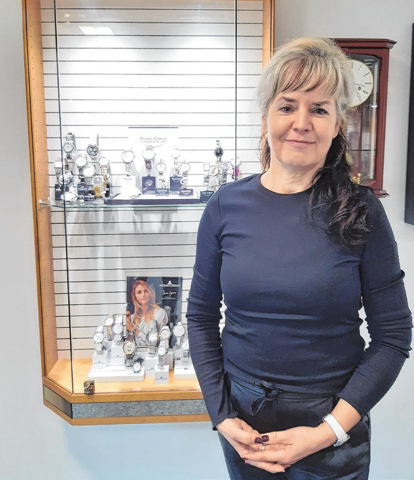 Unmittelbare Nachbarin des Haarsstudios Bresch ist Heike Mahrenholz vom Fachgeschäft Uhren & Schmuck Göbel. Auch sie gratuliert zur Eröffnung des vergrößerten Haarstudios. Fotos (2): Bernd Röseler