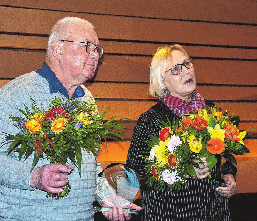Verabschiedung mit Blumen in den Ruhestand: Gesellenvertreter Jürgen Nörenberg und Martina Kalohn