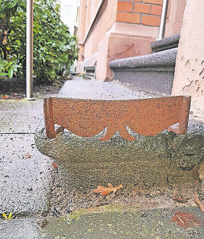 Vor dem Wohnhaus Ellenstraße in Kempen fand Gerhard Kuhl diesen kunstvoll verzierten und dennoch praktischen Schuhkratzer. FOTOS: SIGRID BLOMEN-RADERMACHER
