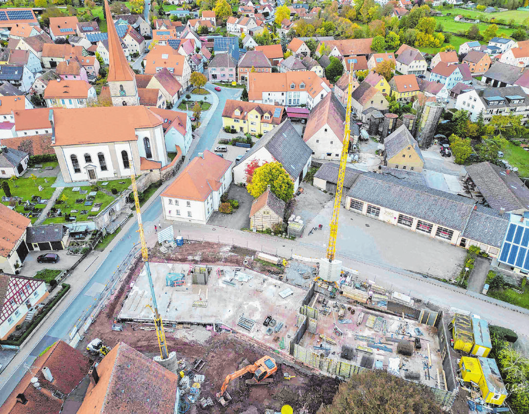 Das Bild links zeigt Bauarbeiten am Haus der Pflege im Herbst vergangenen Jahres - aufgenommen mit einer Drohne. Das Bild rechts dokumentiert die Naturschutz- und Rückhaltemaßnahmen in Neustetten.