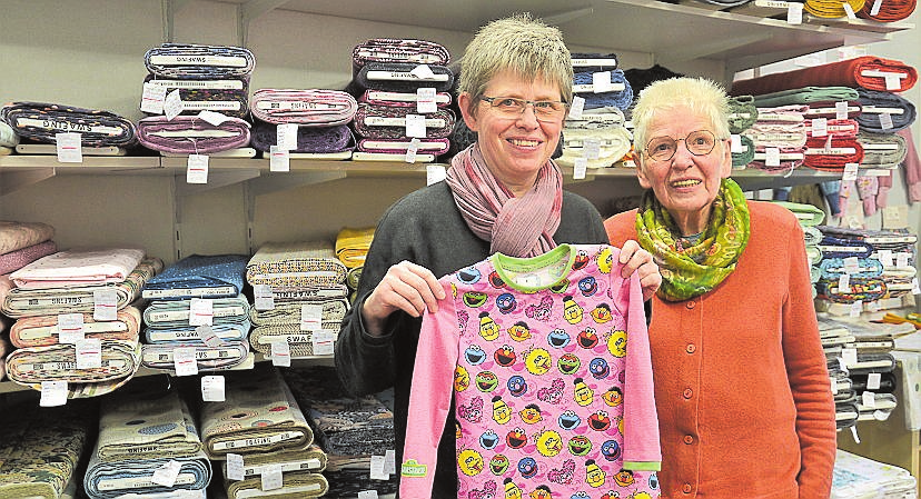 Aus dem Stoff mit den Sesamstraßenmotiven lässt sich einiges zaubern, wissen Anke (L.) und Renate Liedmann. FOTO (A) C. LUKAS