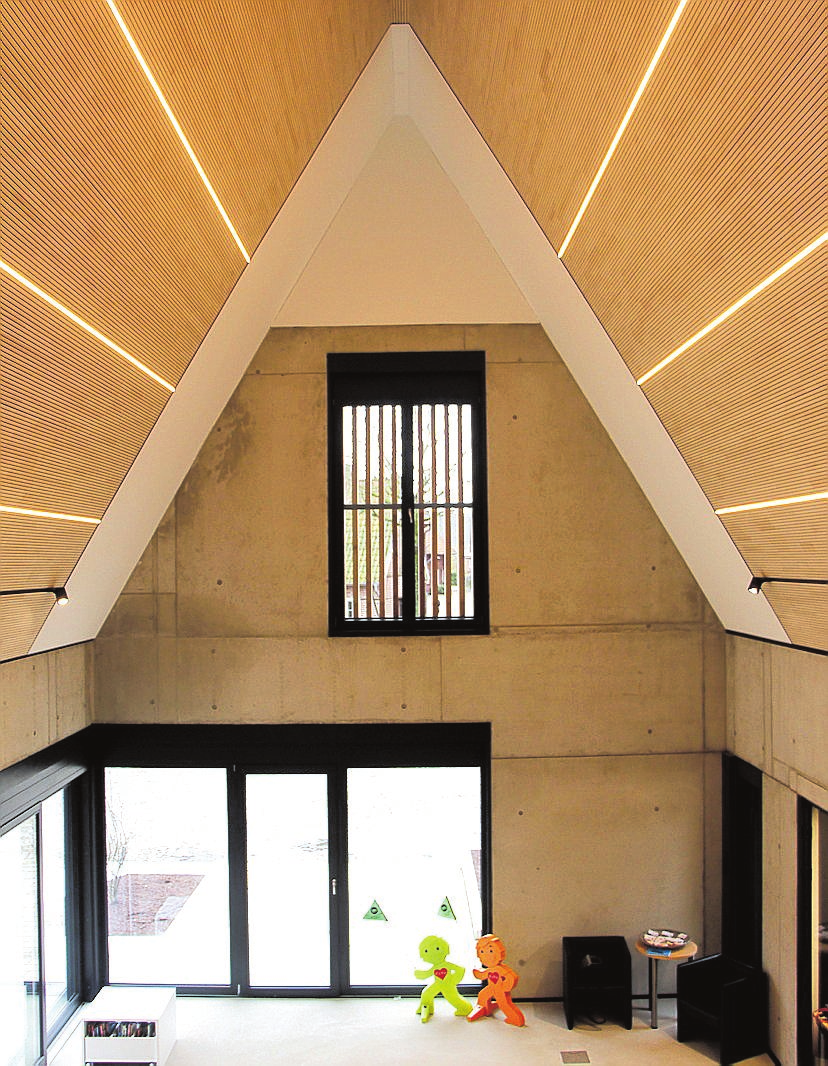 Die Mischung aus Sichtbeton, Stahlfensterrahmen, Holzverkleidung und LED-Lichtbändern lassen den Innenraum sehr modern wirken.