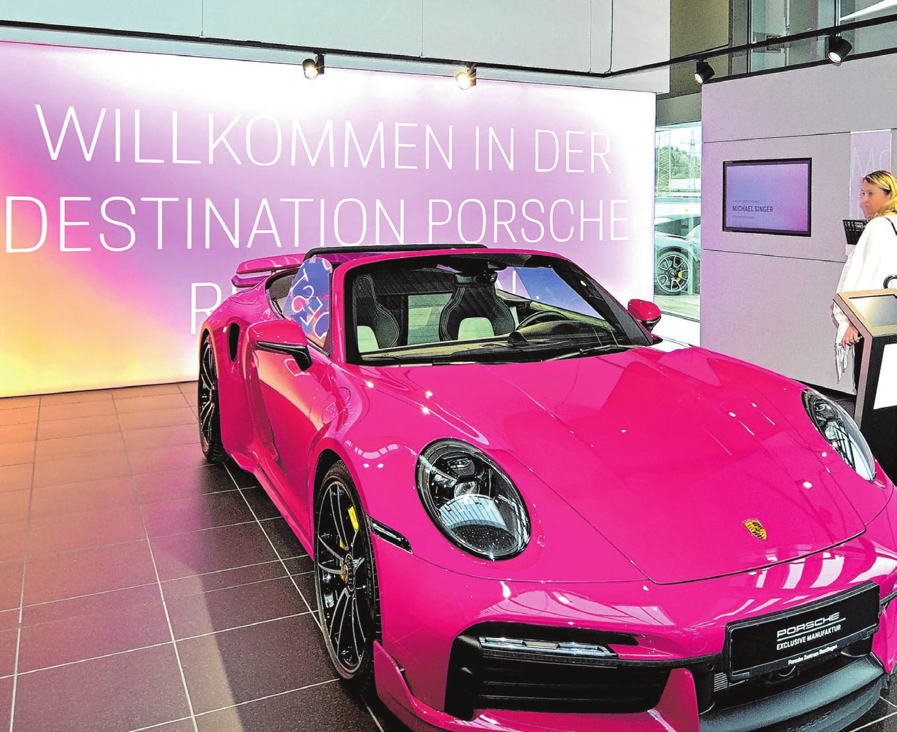 Die Ausstellungsfläche in der neuen „Destination Porsche“ Reutlingen bietet Platz für bis zu 16 Modelle und Varianten.