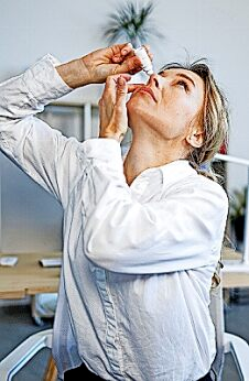 Augentropfen mit Hyaluronsäure können einen Schutzfilm bilden. FOTO: DJD/TRB CHEMEDICA/GETTY IMAGES/ANDRIIBORODAI