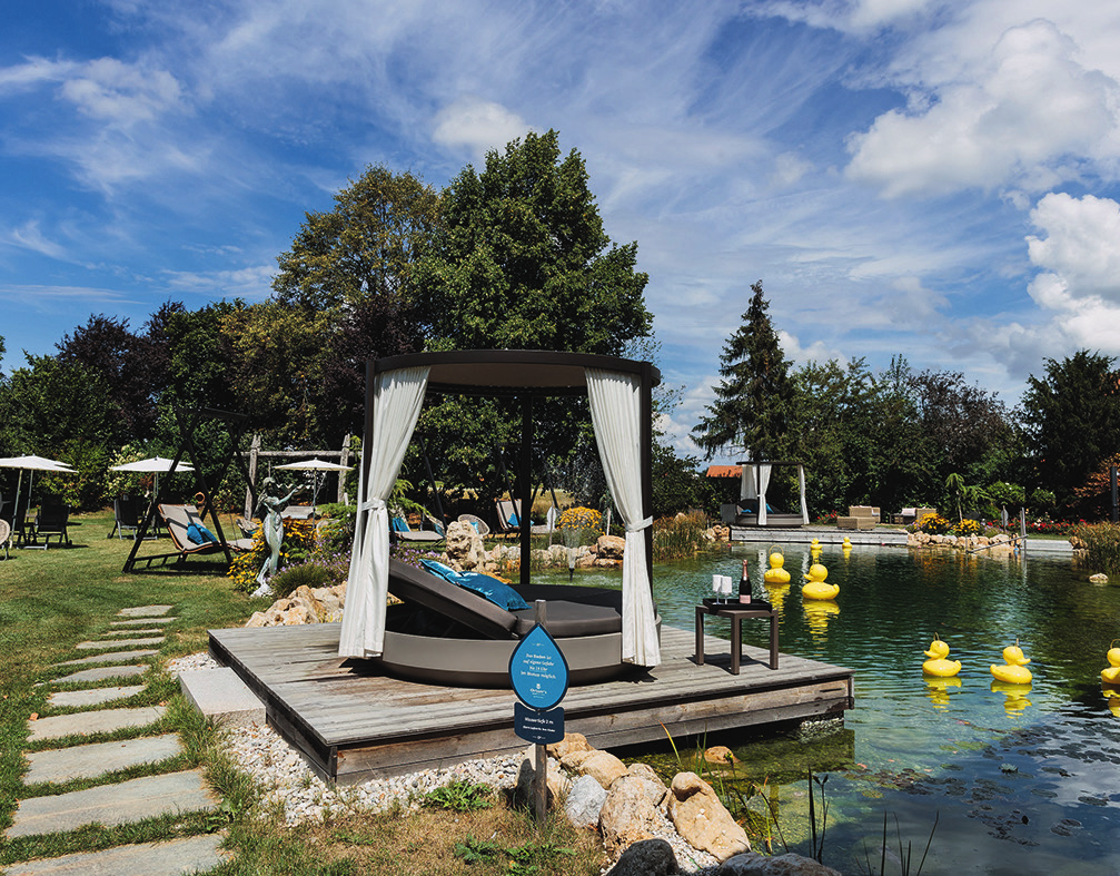 Im Frühling und Sommer locken aber auch der große, hauseigene Schwimmteich oder das Green eines der besten Golfplätze des Landes