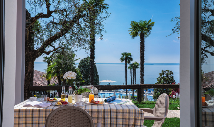 Frühstück mit perfektem Blick auf den Gardasee. Europlan bietet mehr als 20 unterschiedliche Unterkünfte