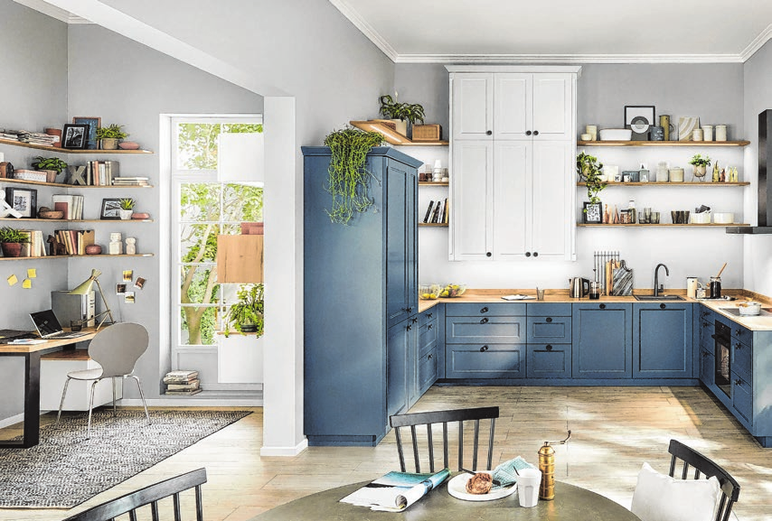 Blau trifft auf Weiß: Diese ansprechende Lifestyle-Wohnküche im Scandi-Look ist nicht nur etwas für Altbau-Fans.